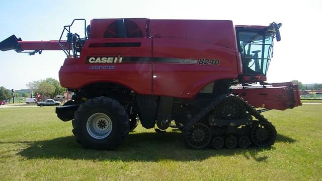 Image of Case IH 8240 equipment image 3