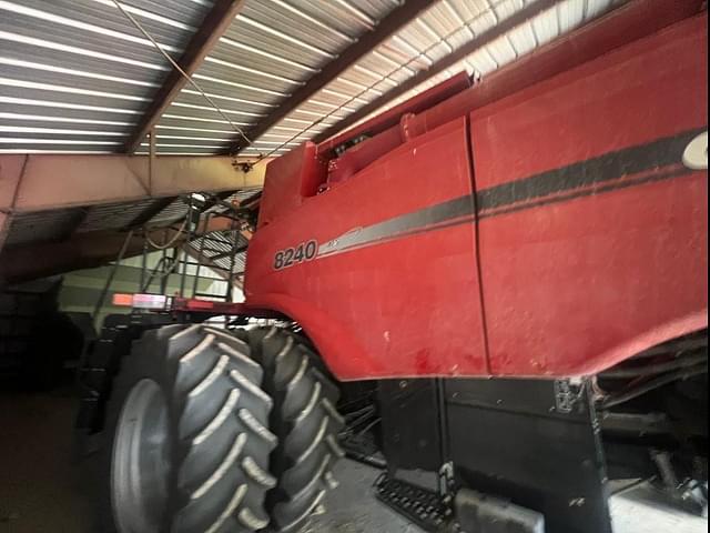 Image of Case IH 8240 equipment image 2