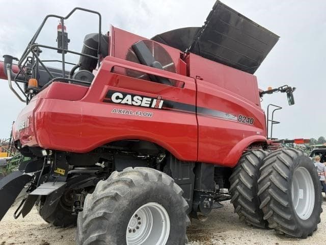 Image of Case IH 8240 equipment image 2