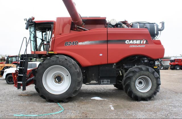 Image of Case IH 8240 equipment image 2