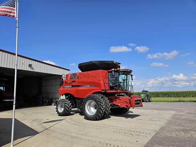 Image of Case IH 8240 equipment image 2