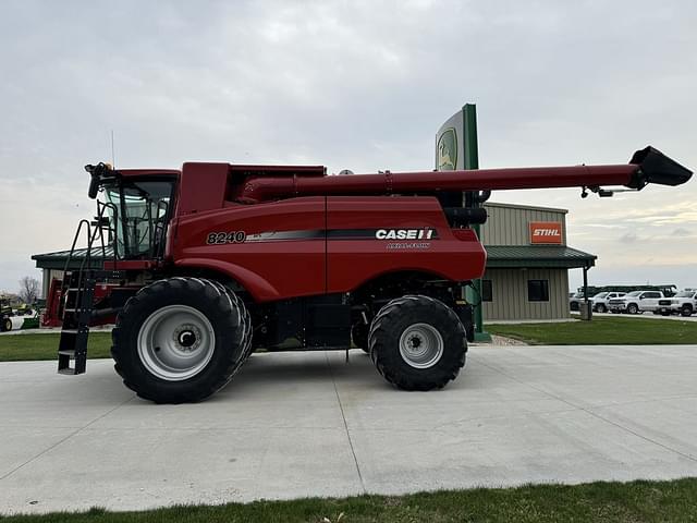 Image of Case IH 8240 equipment image 2