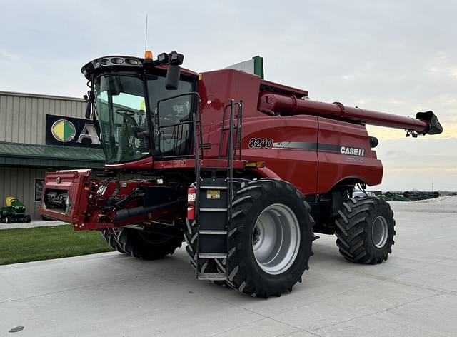 Image of Case IH 8240 equipment image 1