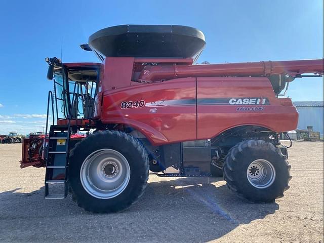 Image of Case IH 8240 equipment image 2