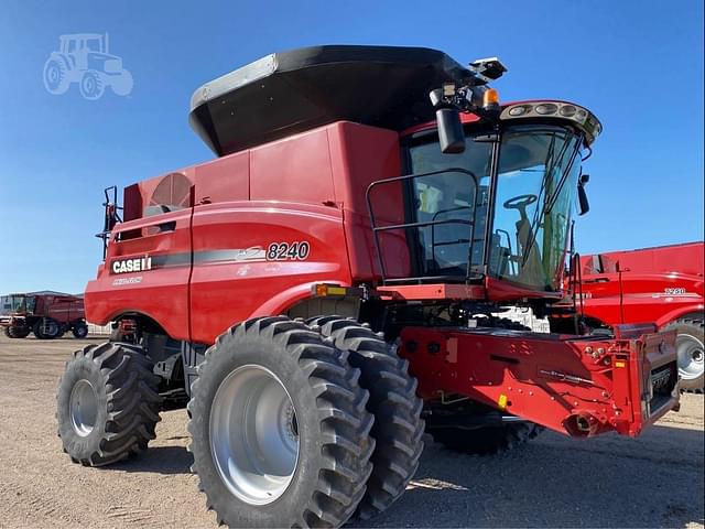 Image of Case IH 8240 equipment image 1