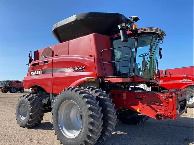 Image of Case IH 8240 equipment image 1