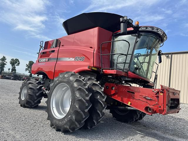 Image of Case IH 8240 equipment image 1