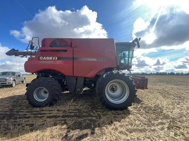 Image of Case IH 8240 equipment image 1