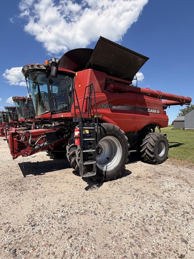 Image of Case IH 8240 equipment image 1