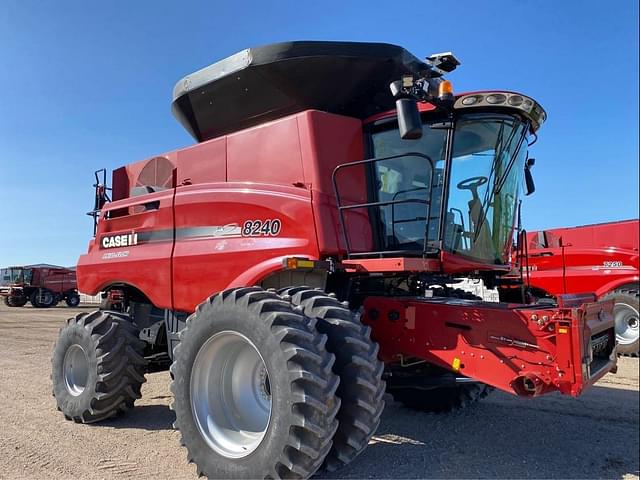 Image of Case IH 8240 equipment image 2