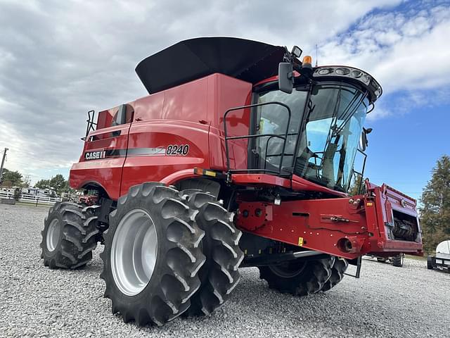 Image of Case IH 8240 equipment image 3