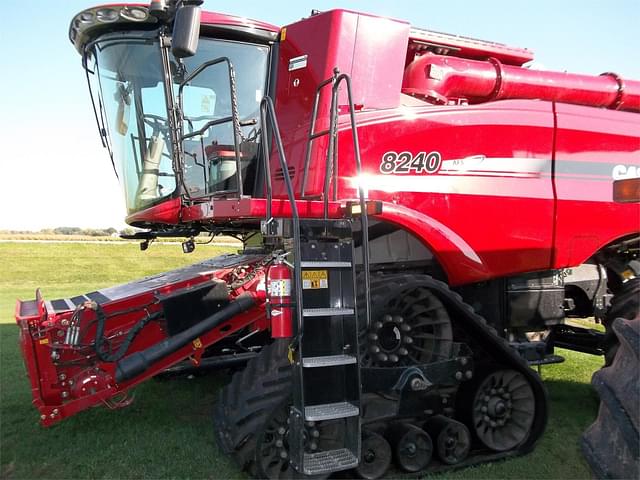 Image of Case IH 8240 equipment image 3