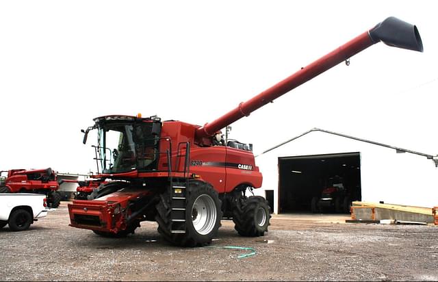 Image of Case IH 8240 equipment image 1