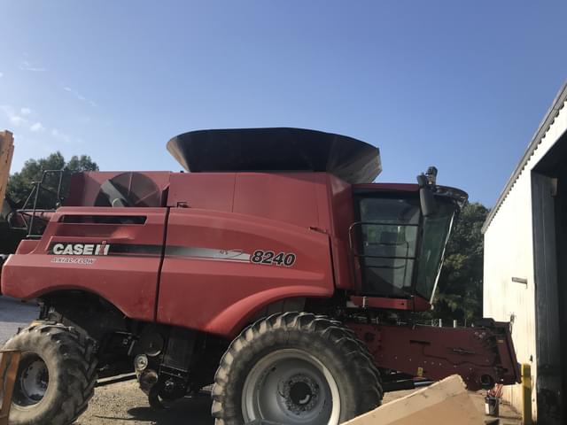 Image of Case IH 8240 equipment image 1