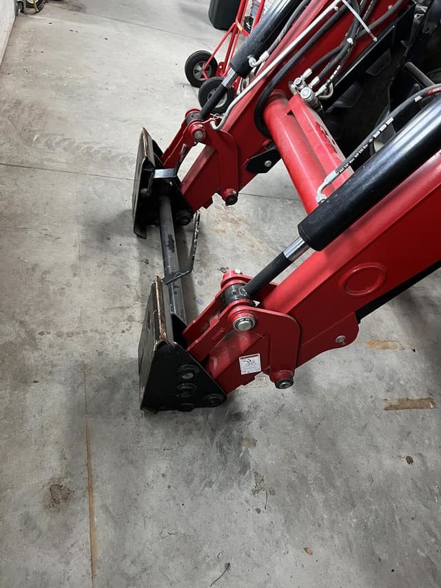 Image of Case IH Farmall 100C equipment image 1