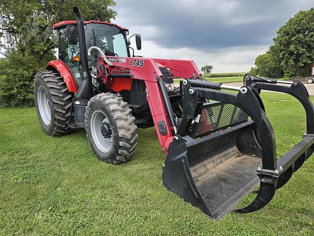 Image of Case IH Farmall 140A equipment image 1