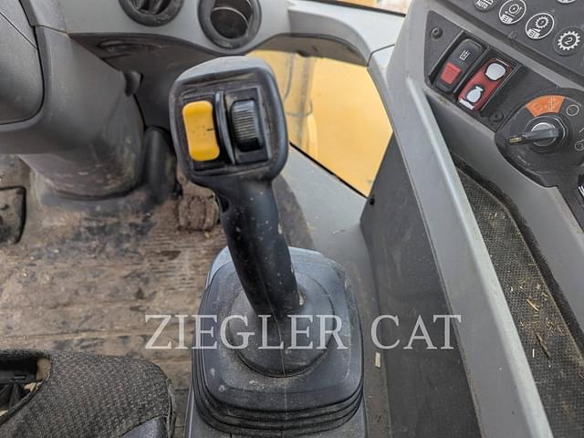 Image of Caterpillar 938M equipment image 4