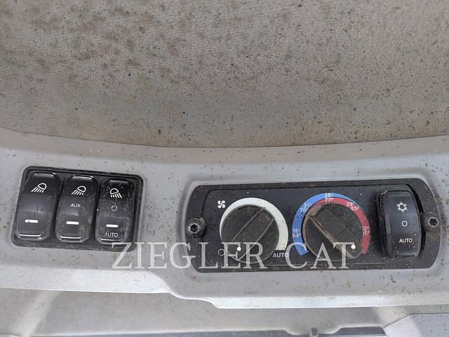 Image of Caterpillar 938M equipment image 3