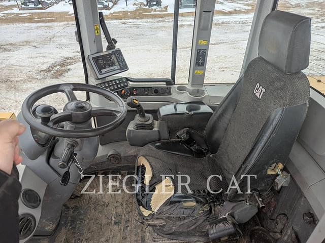 Image of Caterpillar 938M equipment image 3