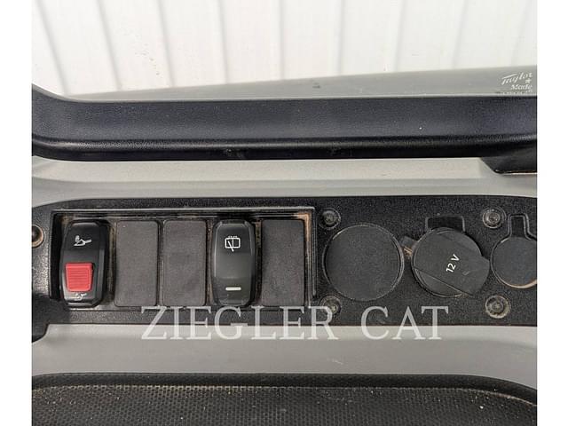 Image of Caterpillar 938M equipment image 3