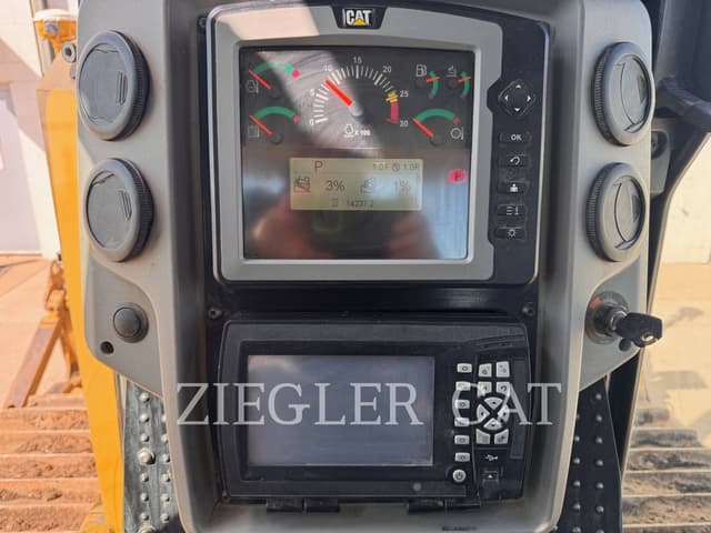 Image of Caterpillar D6T equipment image 4