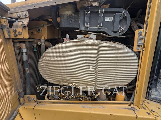 Image of Caterpillar D6T equipment image 3