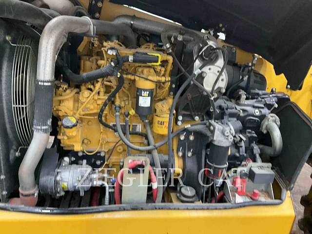 Image of Caterpillar TL943D equipment image 4