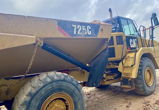 Image of Caterpillar 725C2 equipment image 3