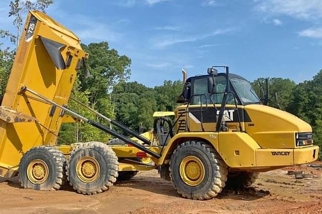 Image of Caterpillar 725C2 equipment image 2
