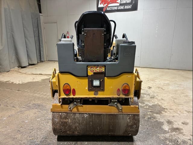 Image of Caterpillar CB24B equipment image 4