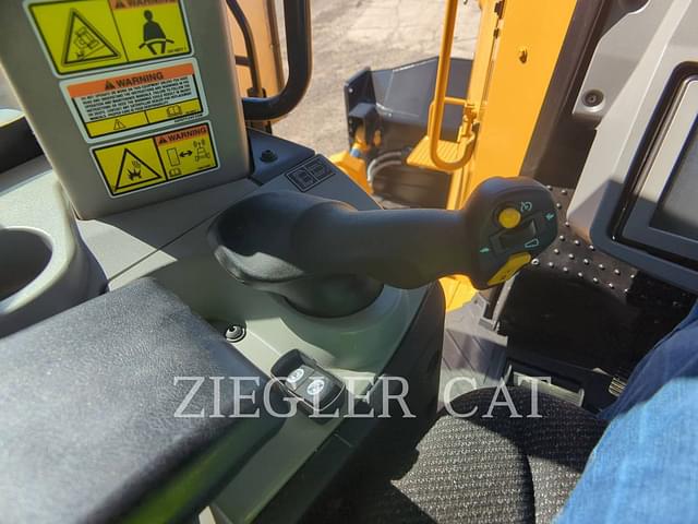 Image of Caterpillar D9T equipment image 4