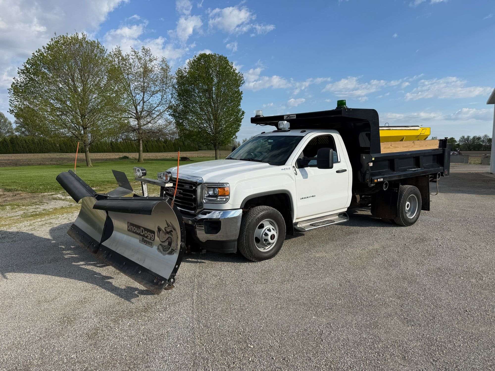 2016 Chevrolet 3500HD Equipment Image0