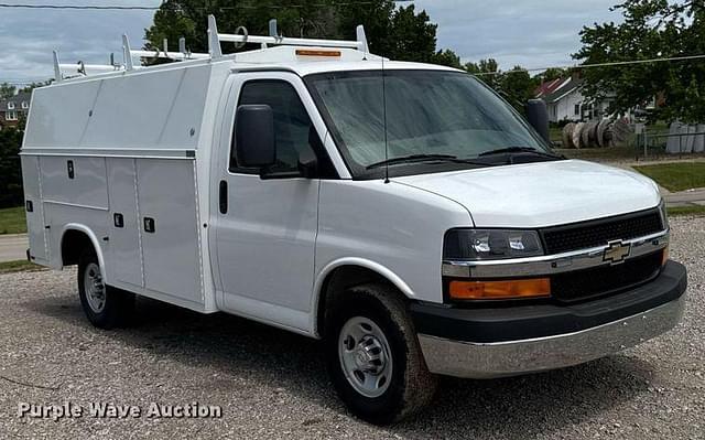 Image of Chevrolet 3500 Express equipment image 2