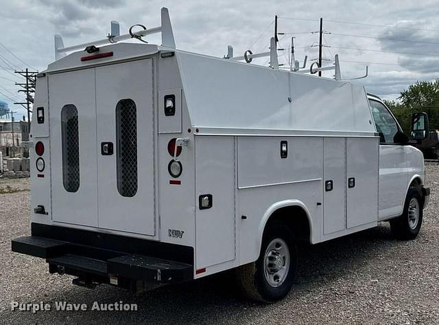 Image of Chevrolet 3500 Express equipment image 4