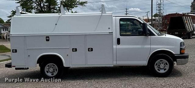 Image of Chevrolet 3500 Express equipment image 3