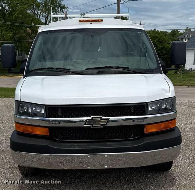 Image of Chevrolet 3500 Express equipment image 1