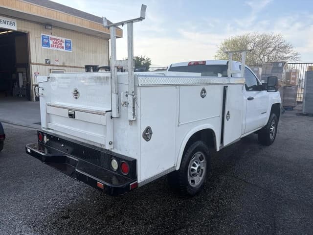 Image of Chevrolet 2500HD equipment image 2