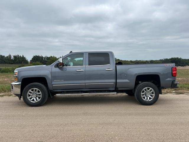 Image of Chevrolet 2500HD equipment image 2