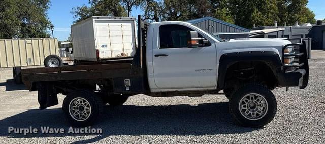 Image of Chevrolet 3500HD equipment image 3