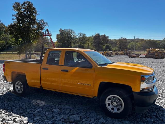 Image of Chevrolet Silverado equipment image 3