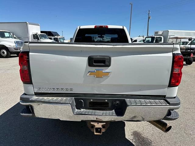 Image of Chevrolet 2500HD equipment image 3