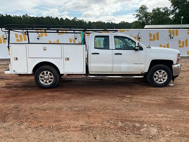 Image of Chevrolet Silverado equipment image 3