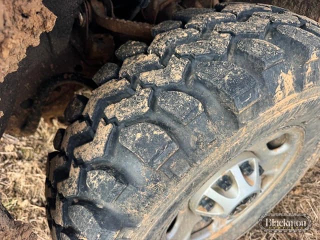 Image of Chevrolet 2500HD equipment image 3