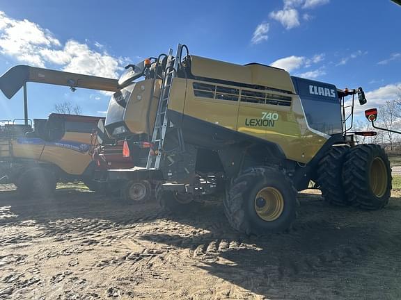 Image of CLAAS LEXION 740 equipment image 1