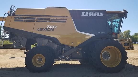 Image of CLAAS LEXION 740 equipment image 2