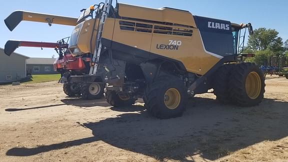 Image of CLAAS LEXION 740 equipment image 3