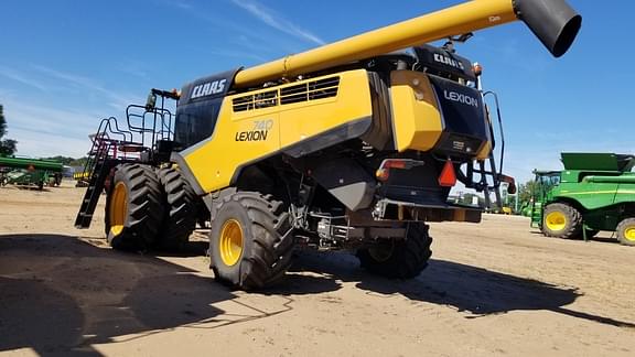 Image of CLAAS LEXION 740 equipment image 4