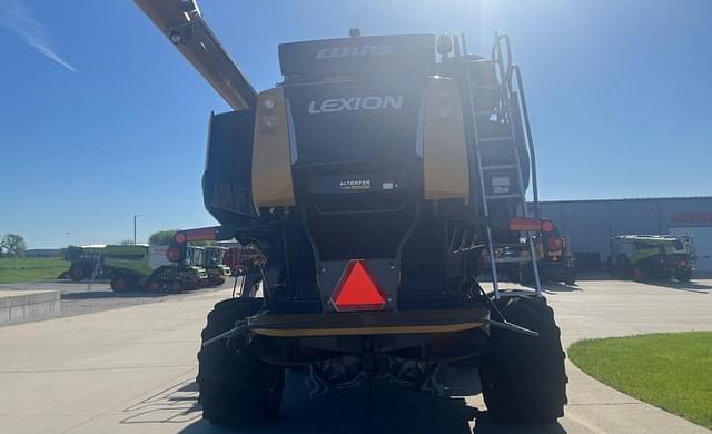 Image of CLAAS LEXION 740 equipment image 3