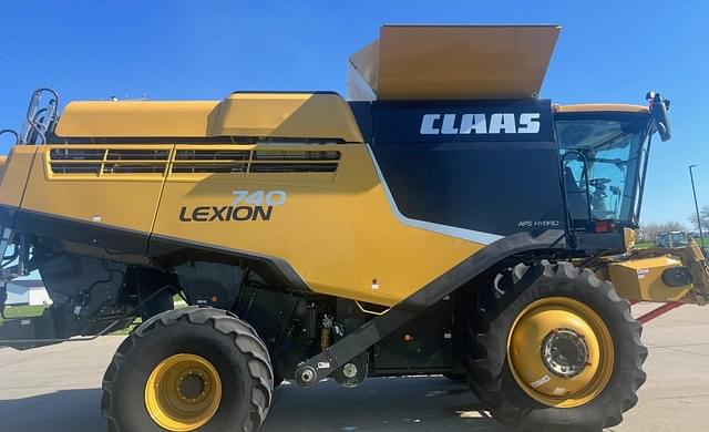 Image of CLAAS LEXION 740 equipment image 4