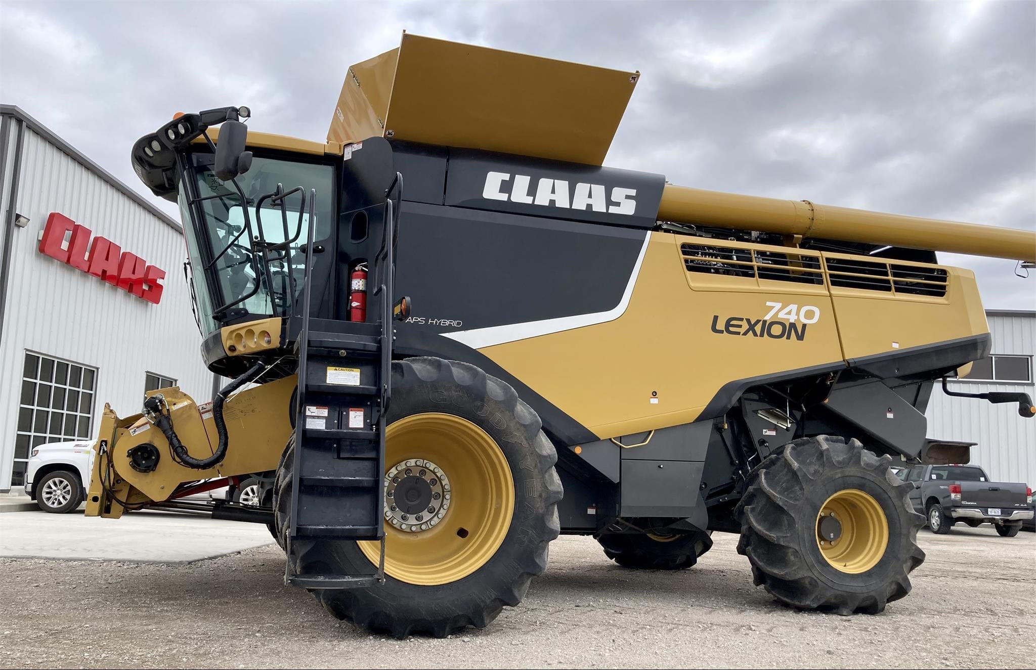 2016 CLAAS LEXION 740 Equipment Image0